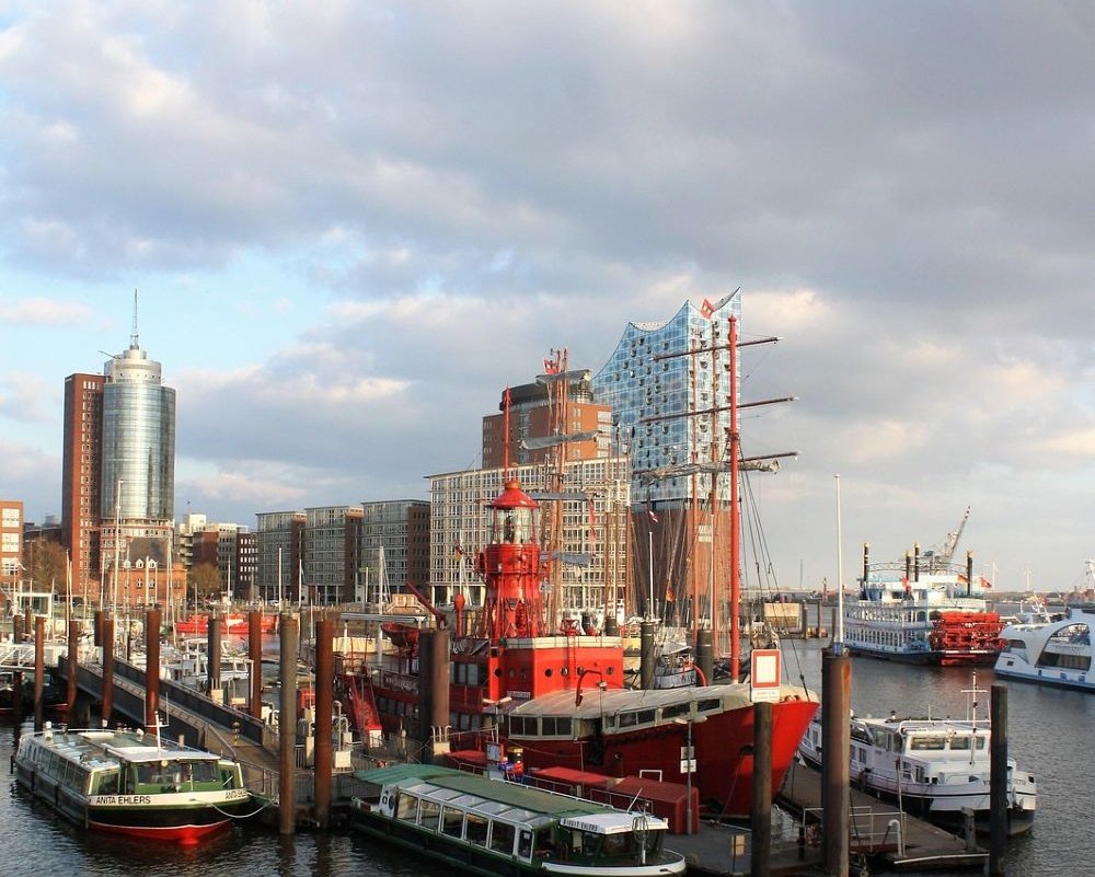 Hamburger Hafen mit Feuerschiff und Barkassen – maritime Hochzeitslocation mit Blick auf die Emlbphilharmonie