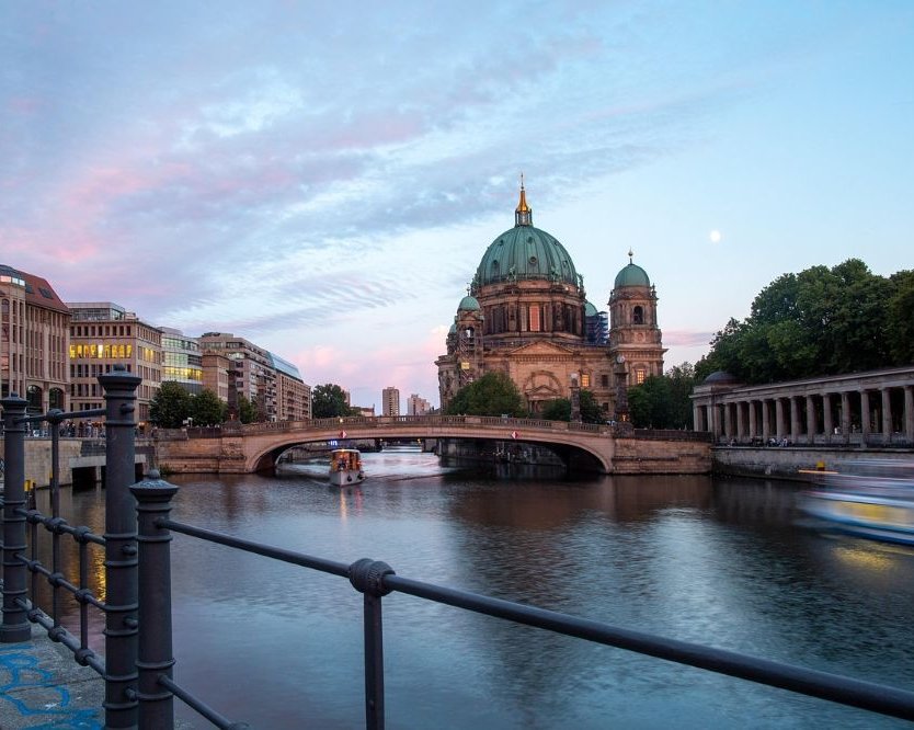 Hochzeit auf dem Schiff in Berlin auf der Spree – romantische Aussicht auf den Berliner Dom und die historische Innenstadt
