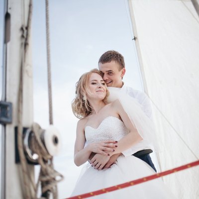 Hochzeit auf dem Schiff glückliches Brautpaar