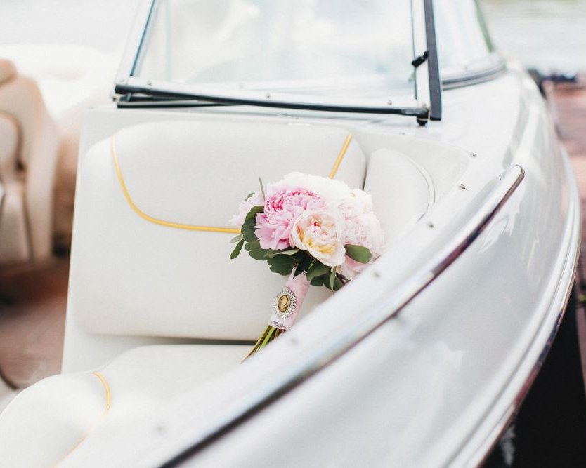 Luxuriöse Hochzeitsfeier auf dem Wasser – elegantes Boot mit Blumenschmuck für exklusive Trauungen und Hochzeiten