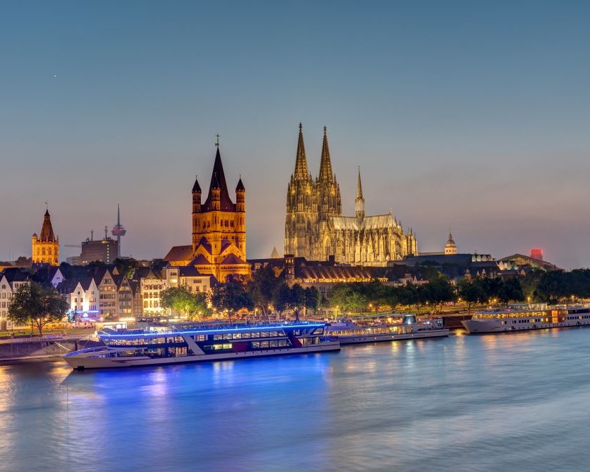 Die beleuchtete Skyline von Köln bei Abendlicht – perfekt für eine stilvolle Hochzeit auf dem Schiff