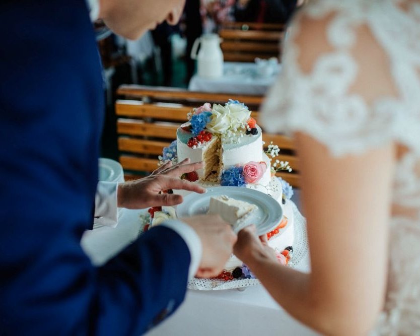 Brautpaar beim Anschneiden der Hochzeitstorte an Bord des Schifffahrtsbetriebs Held am Bodensee