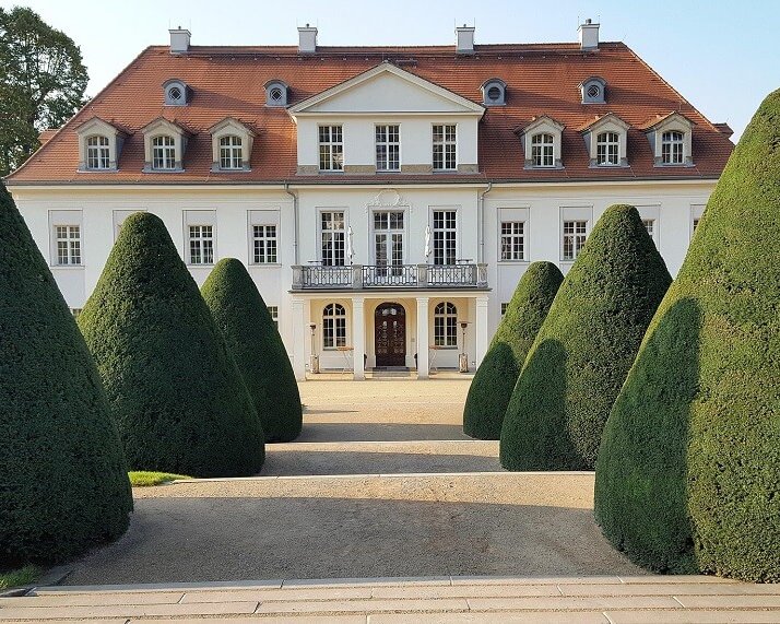 Blick auf Schloss Wackerbarth – perfekte Kulisse für eine Hochzeit in Sachsen
