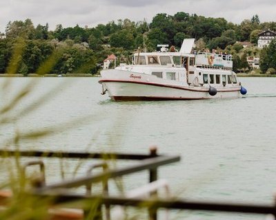 Blick vom Strandhotel Vier Jahreszeiten Buckow auf den See und das Hochzeitsschiff Seeperle