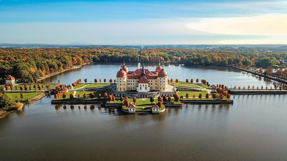 Romantische Schlosshochzeiten in Sachsen, hier Schloss Moritzburg als Beispiel